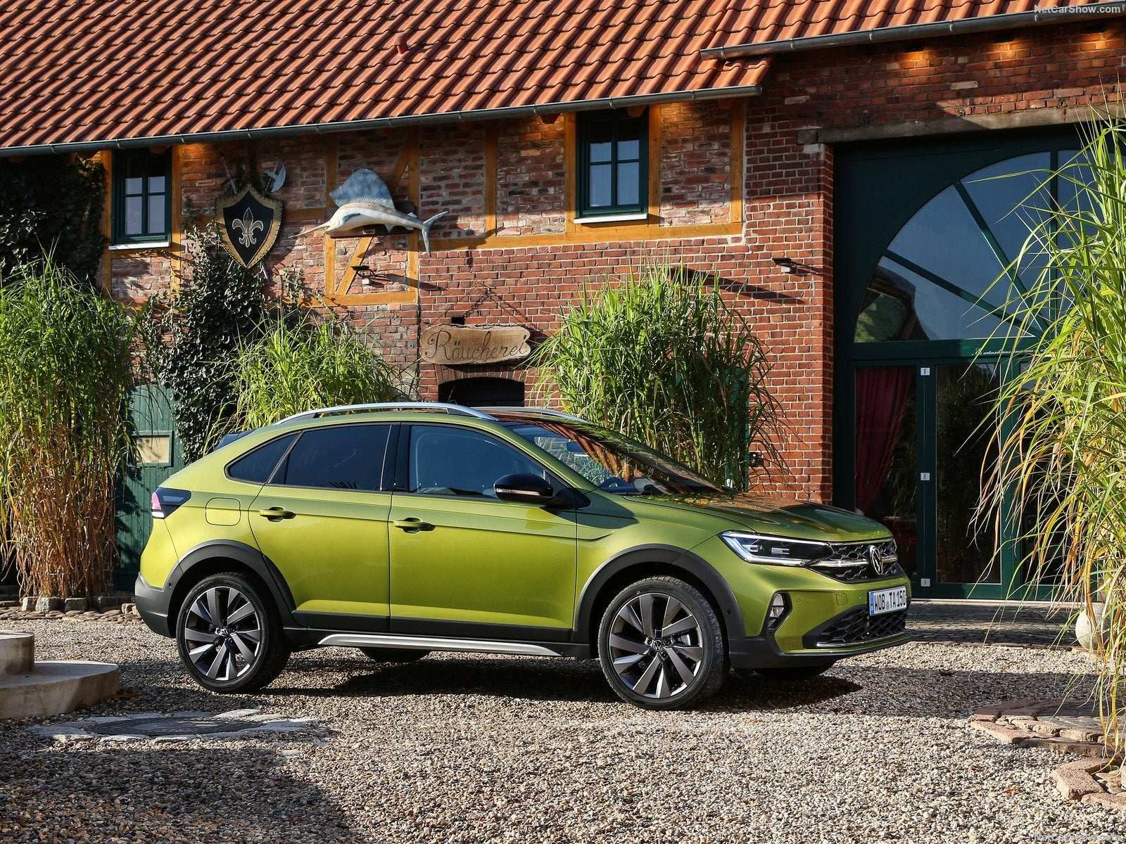 Taigo, el primer SUV coupé de Volkswagen y con él la marca entra a competir en un segmento de gran volumen. Este modelo, fabricado en España, cuenta con tres motorizaciones TSI de 95 CV (manual), 110 CV y 150 CV con caja de cambios DSG. Tiene un interior completamente digitalizado que incorpora la última tecnología en asistentes de conducción y conectividad. Su precio parte de 24.275 €.