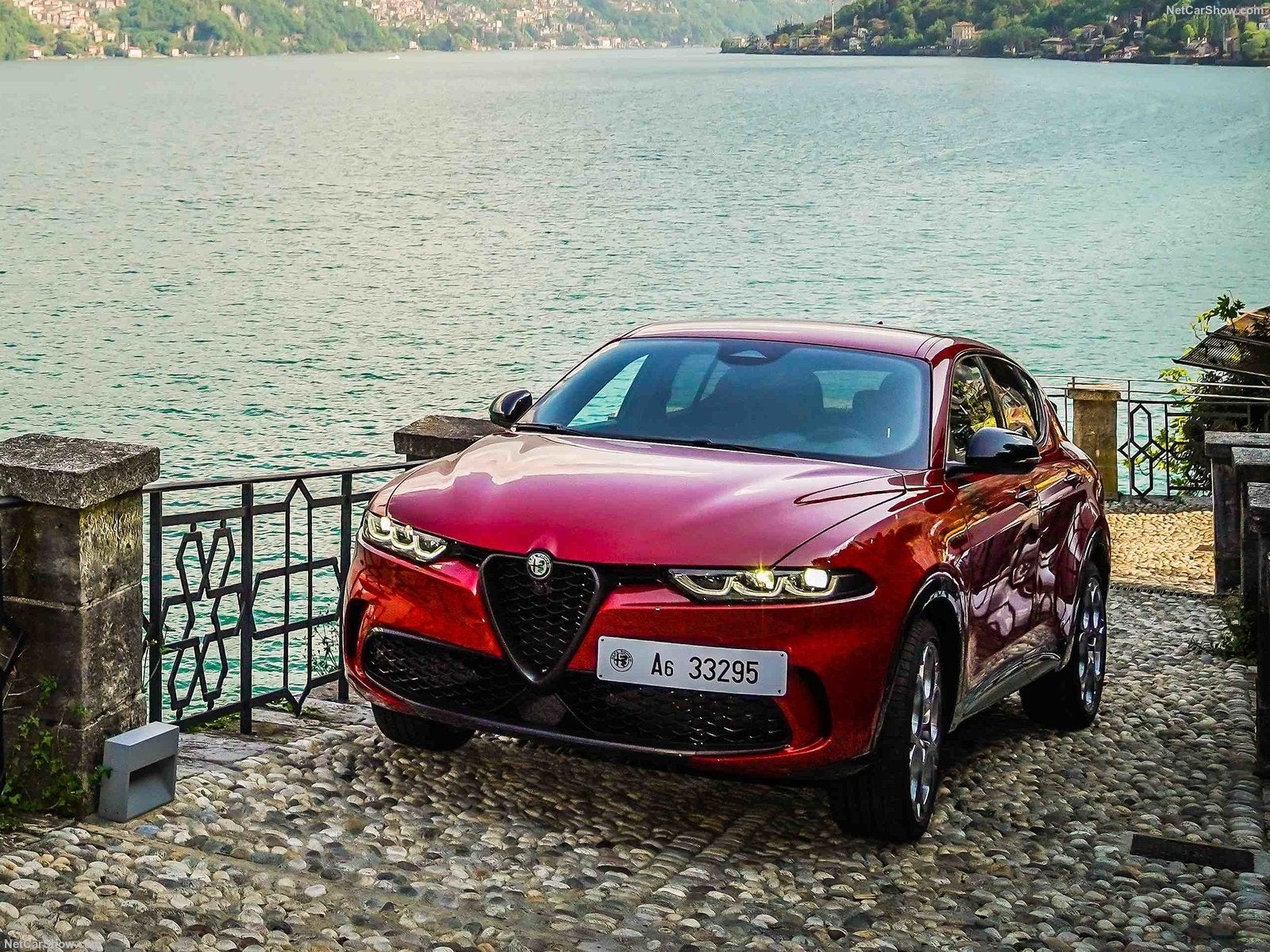 El Alfa Romeo Tonale es un SUV del segmento B, que se presenta en España dando protagonismo al estilo 'Made in Italy'. Con 4,53 metros de longitud, está disponible en versiones de gasolina híbridas y diésel, con potencias de 130 a 276 CV. El precio parte de 36.250 euros.
