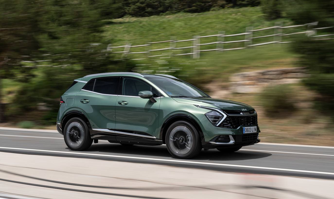 Inspirado en la naturaleza, el Kia Sportage, Mejor Coche del Año 2023,  presenta un diseño exterior audaz, musculoso y sofisticado.