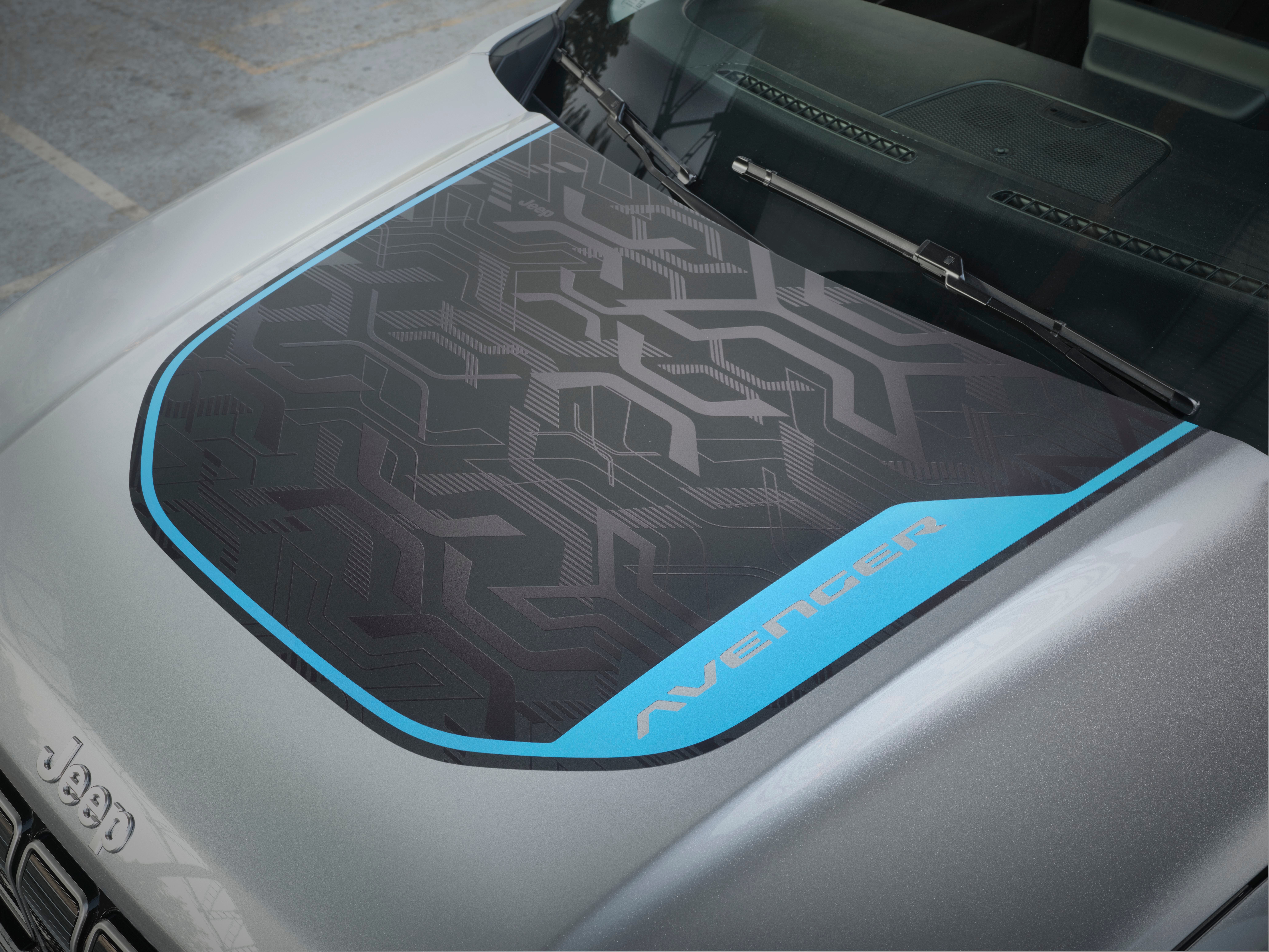 El Avenger ofrece un sistema de propulsión eléctrico de 400 voltios de segunda generación que suministra 115 kW de potencia, el equivalente a 156 CV, y 260 Nm de par máximo. La nueva batería de 54 kWh, ofrece 400 km de autonomía en el ciclo WLTP, lo que se convierte en 550 km en el ciclo urbano.