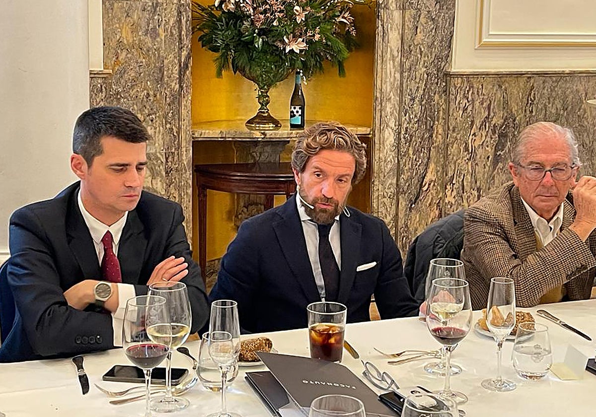 Gerardo Pérz (en el centro) durante el encuentro navideño con los medios de comunicación