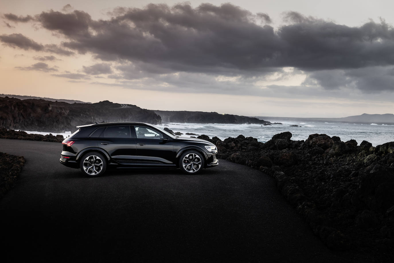 Las versiones tope de gama son el Audi SQ8 e-tron y el SQ8 Sportback e-tron, propulsadas por tres motores que ofrecen una potencia de sistema de 370 kW y un par máximo de 973 Nm. La autonomía en los modelos S es de hasta 465 km para el SUV y de hasta 483 km en el Sportback. La velocidad máxima está limitada en estas versiones a 210 km/h.