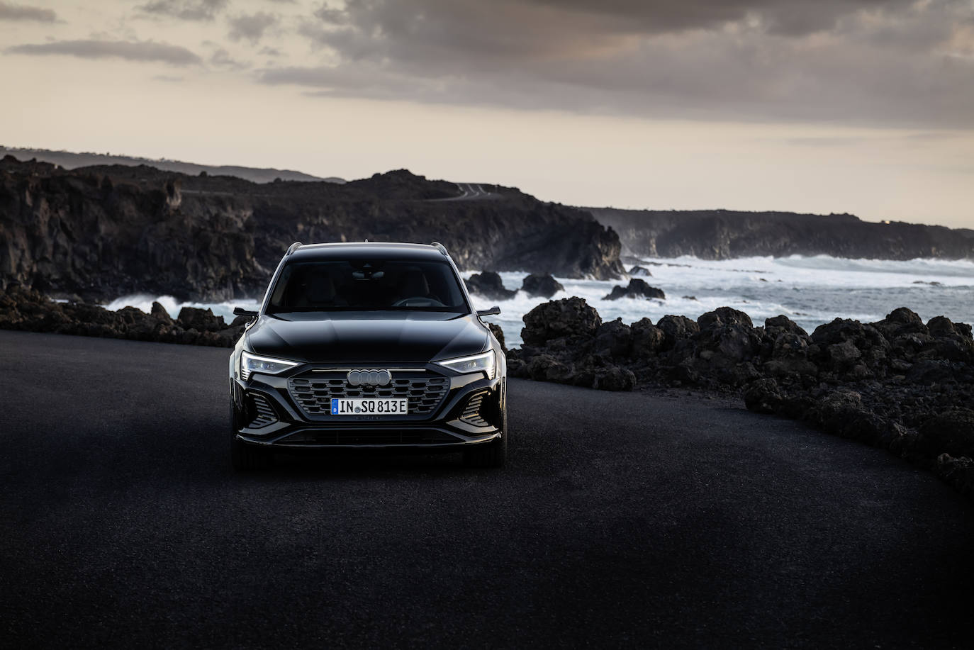 La batería del Q8 50 e-tron tiene una capacidad de almacenamiento neta de 89 kWh (95 kWh brutos), mientras que para el Q8 55 e-tron y el SQ8 e-tron la capacidad neta es de 106 kWh (114 kWh brutos). Gracias a una optimización del sistema de gestión de la batería, la capacidad utilizable de la misma también ha aumentado.