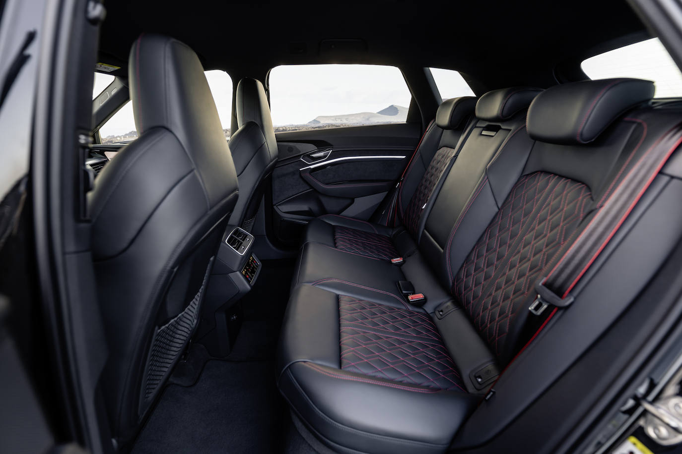 El equipamiento de confort del Audi Q8 e-tron es el característico de los modelos de la clase de lujo de la marca. El opcional del techo panorámico de cristal dividido en dos partes hace que el interior del Audi Q8 e-tron sea más luminoso y refuerza la sensación de amplitud. Su accionamiento es eléctrico, y la cortinilla opaca de protección se controla con la misma comodidad. Cuando el techo está abierto mejora la climatización del habitáculo, y un deflector integrado reduce el ruido del viento.