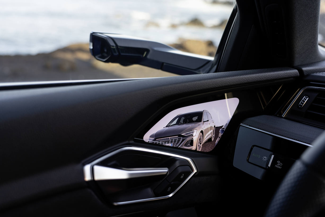 Desde el lanzamiento al mercado del Audi e-tron hace cuatro años, Audi ha seguido una hoja de ruta sistemática en su estrategia de electrificación. A partir de 2026 la marca de los cuatro aros únicamente lanzará al mercado modelos nuevos con propulsión totalmente eléctrica.