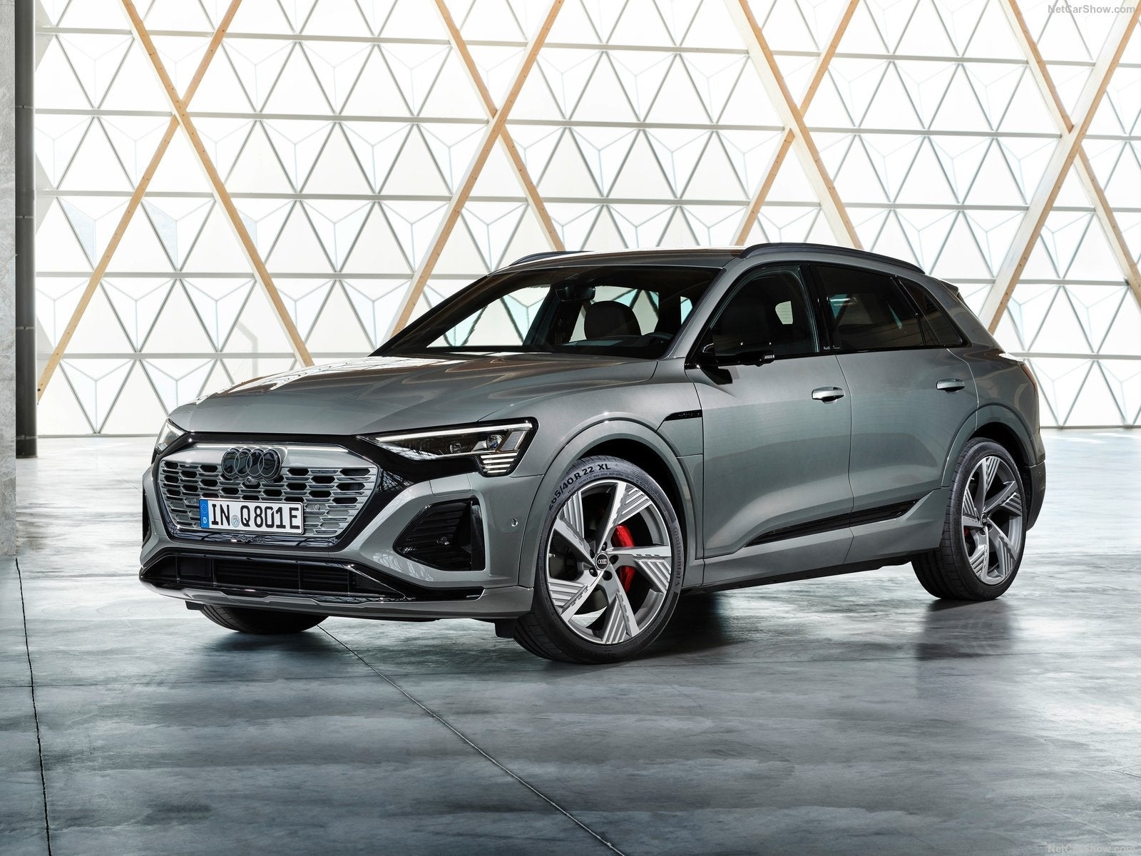 El próximo eléctrico de Audi impresiona con una conducción optimizada, una aerodinámica mejorada, así como una gran potencia de carga y capacidad de batería, lo que permite homologar una autonomía de hasta 575 km para el SUV, y de hasta 595 km en la versión Sportback. Ambas ofrecen una gran habitabilidad y el máximo confort.