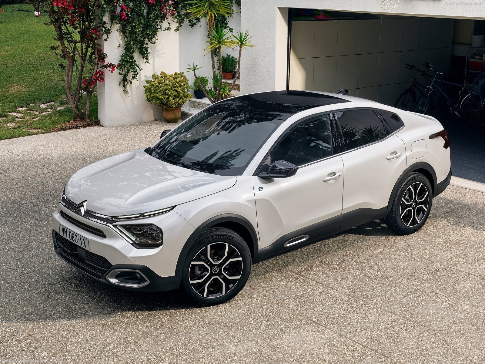 El C4 X, y su variante eléctrica ë-C4 X, se fabrican en exclusiva en Stellantis Madrid. Presentan una alternativa a los conceptos clásicos de berlina y SUV de tamaño medio combinando la elegancia de una carrocería 'fastback' con la actitud moderna de un todocamino y la practicidad de un espacioso 4 puertas. El eléctrico ofrece una autonomía de hasta 360 km -para recuperar 100 solo hacen falta 10 minutos-.