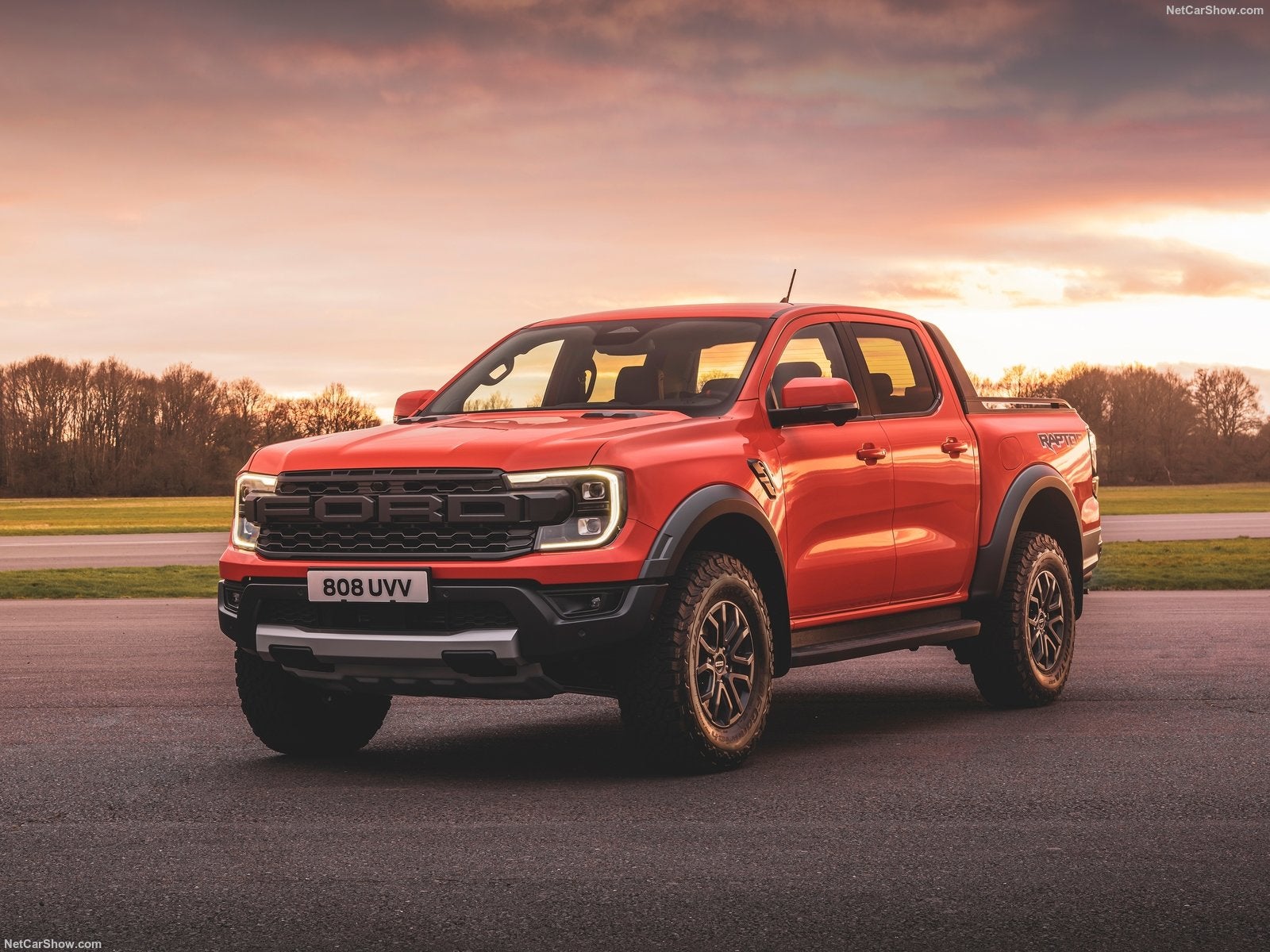Uno de los pocos pick-up disponibles en Europa, el Ford Ranger Raptor, viene equipado de serie para carreras todoterreno y para superar cualquier accidente en el terreno: siete modos de conducción, suspensiones Fox con sensores electrónicos o la capacidad de bloquear sus diferenciales -eje delantero y trasero-.
