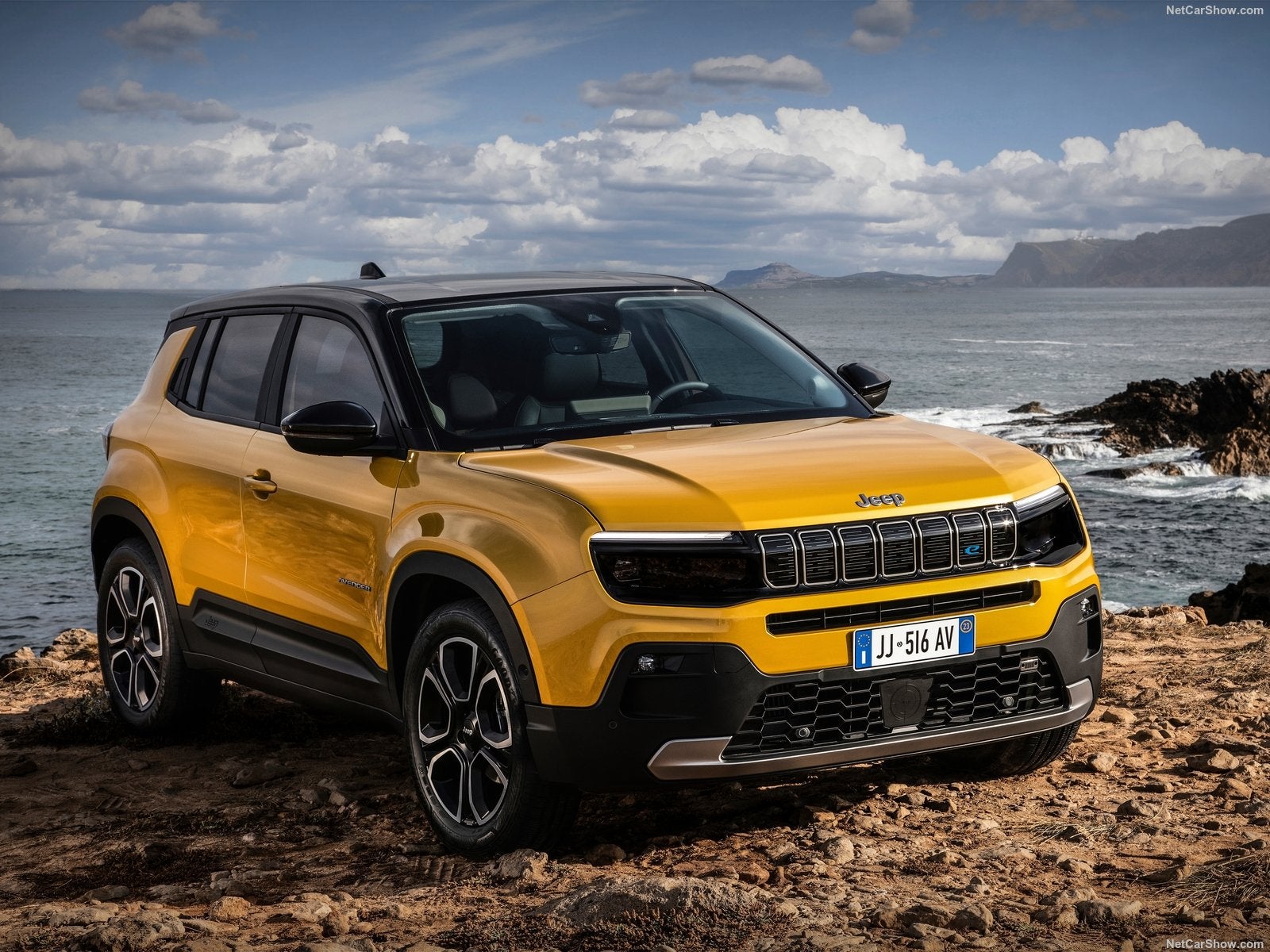 Jeep se reinventa para atraer a un público más joven y dinámico con el Avenger, su primer 100% eléctrico. Con un diseño exterior que lo identifica como un auténtico Jeep por su emblemática parrilla de siete ranuras, y que sigue la línea del Grand Cherokee, ofrece 400 km de autonomía.