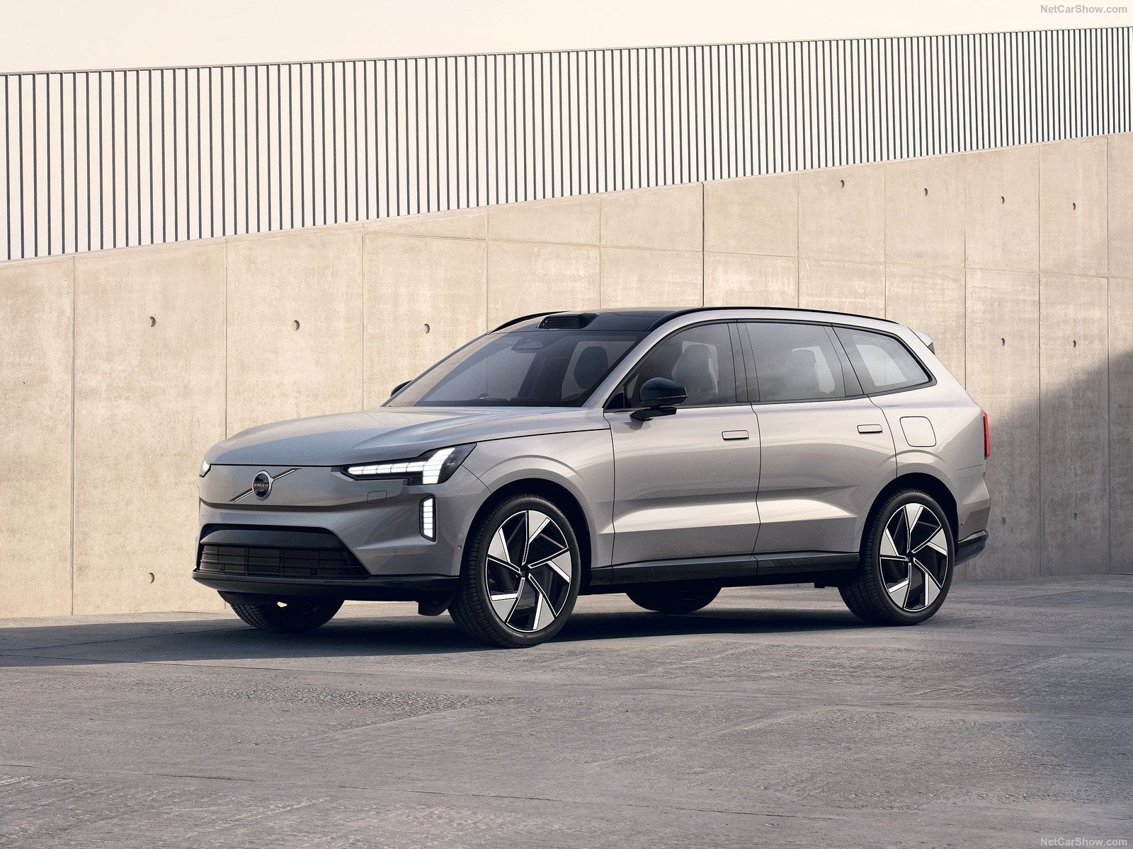 El EX90 es un SUV grande de 7 plazas diseñado para cumplir con los fieles objetivos de Volvo: ser un vehículo familiar totalmente eléctrico, elegante y eficiente, con un nivel de seguridad superior al de ningún otro Volvo anterior. Y la funcionalidad y la seguridad no tienen por qué sacrificar la estética.