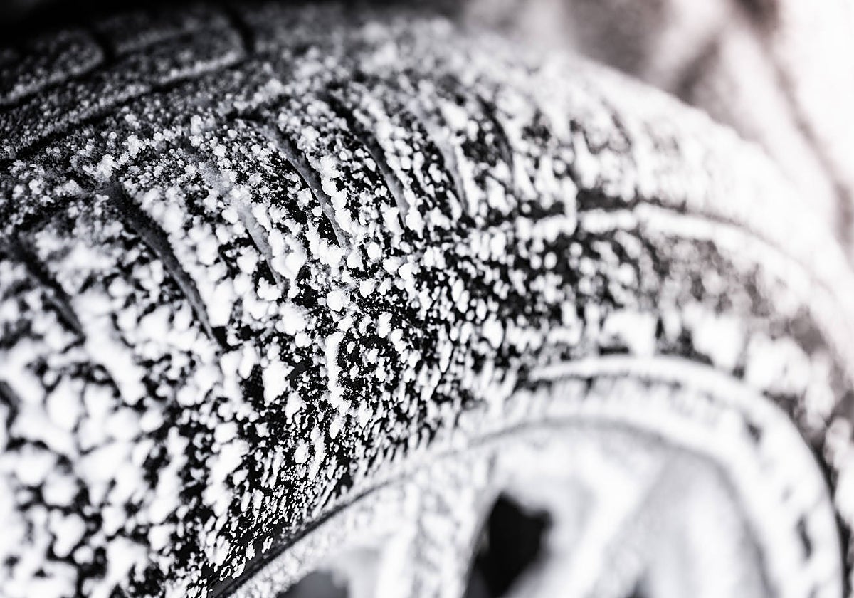 La nieve reduce la adherencia de los neumáticos