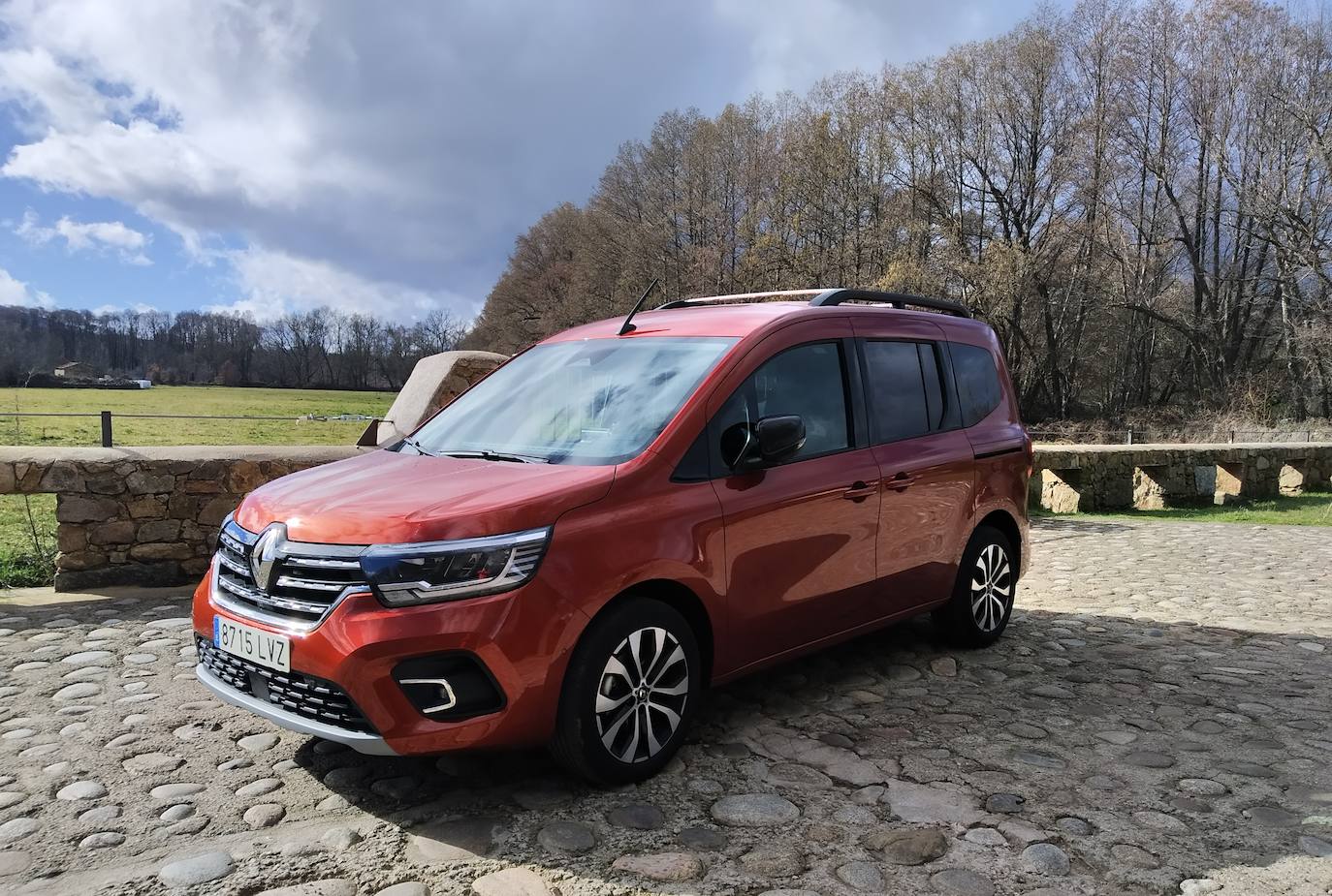 Dotado de cinco verdaderas plazas, responde perfectamente a las necesidades de las familias y de las clientelas “combi”, que buscan polivalencia y modularidad, y les promete que nunca les faltará espacio.