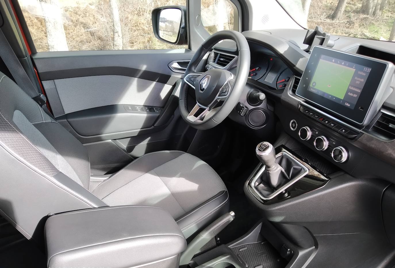 El volante regulable en altura lo es ahora también en profundidad. Por su parte, el asiento del conductor cuenta ahora con el reglaje lumbar, que proporciona más confort en los trayectos largos.