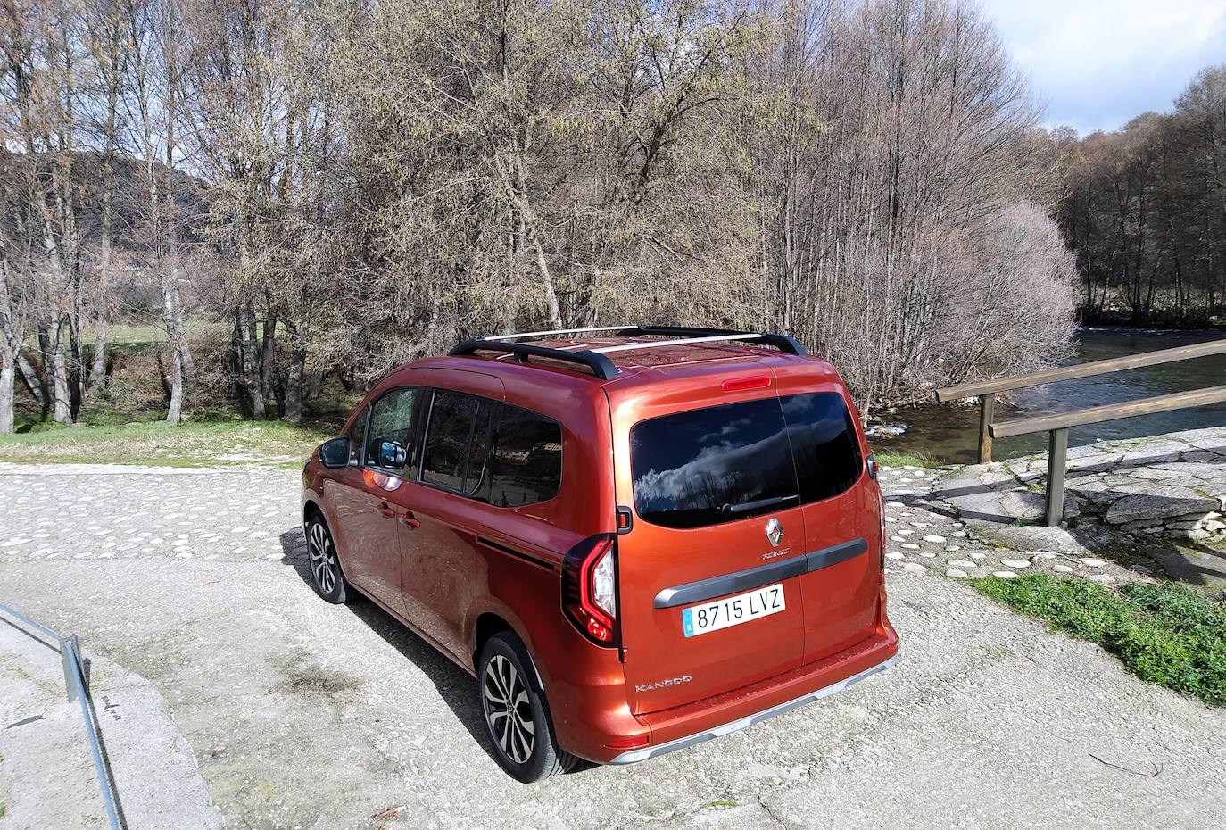 Integra hasta cinco tomas USB: dos situadas encima del volante, una en la consola central, una en el frontal de la radio o de Renault EASY LINK (en función del sistema multimedia elegido) y dos en la parte posterior de la consola central (según versión). Las tomas 12 V están presentes por todas partes, con cuatro en la parte delantera y otras en el maletero.