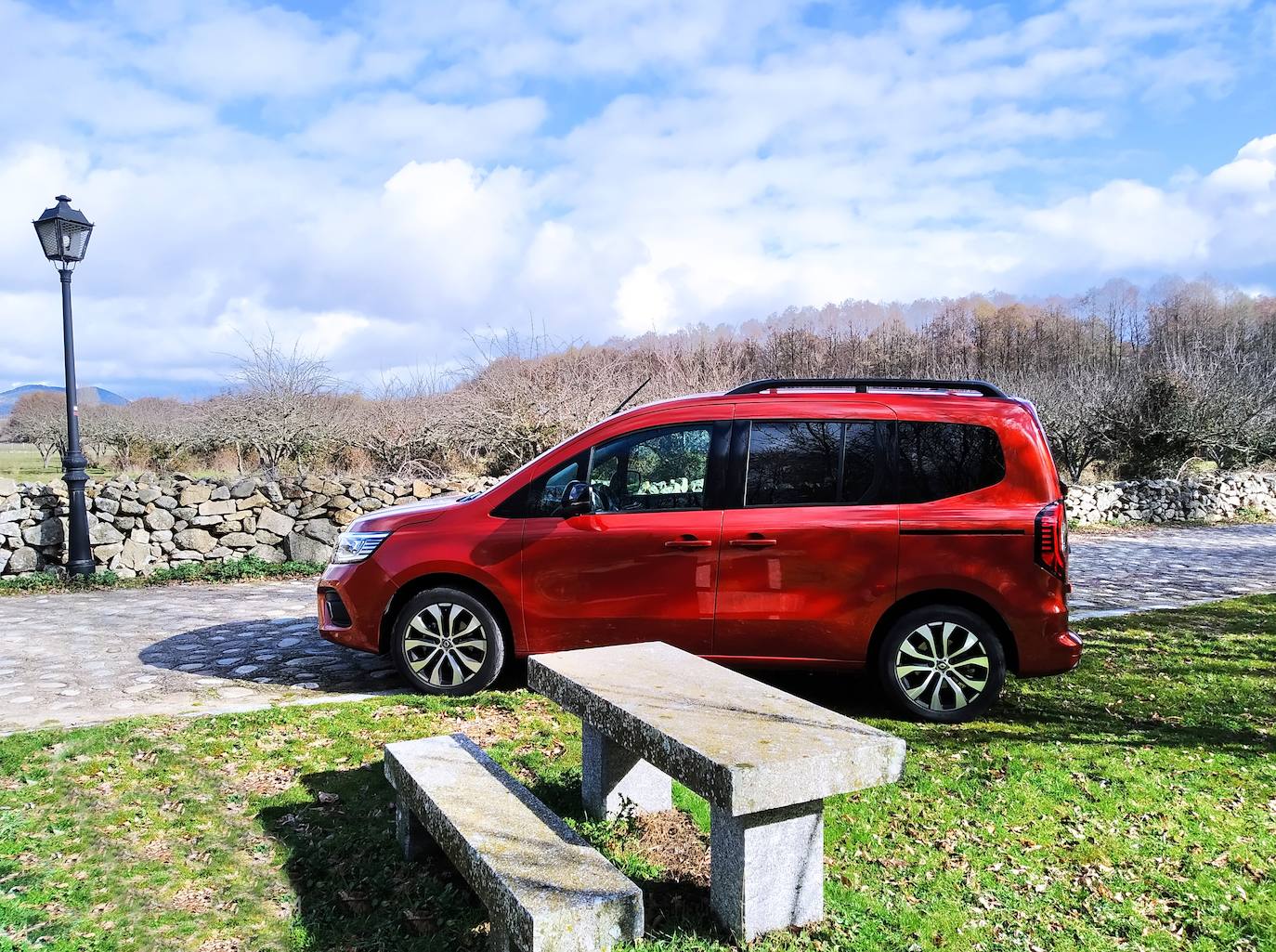 Kangoo Combi está equipado con el motor de gasolina 1.3 TCe FAP 130cv y el motor diésel 1.5 Blue dCi 75cv, 95cv,  y 115cv con caja de velocidades automática EDC de 7 relaciones, o una caja de velocidades manual de 6 relaciones.