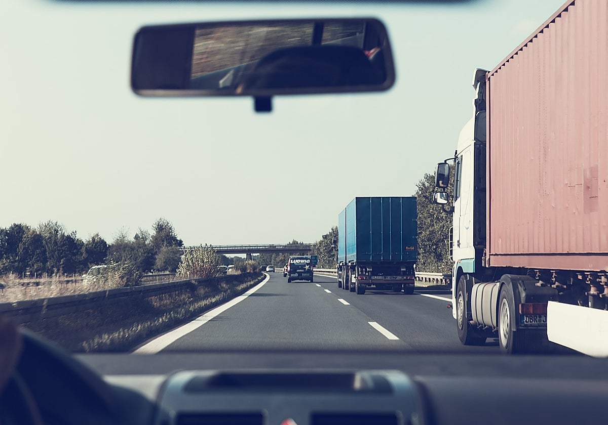 Vehículos circulan por una autovía