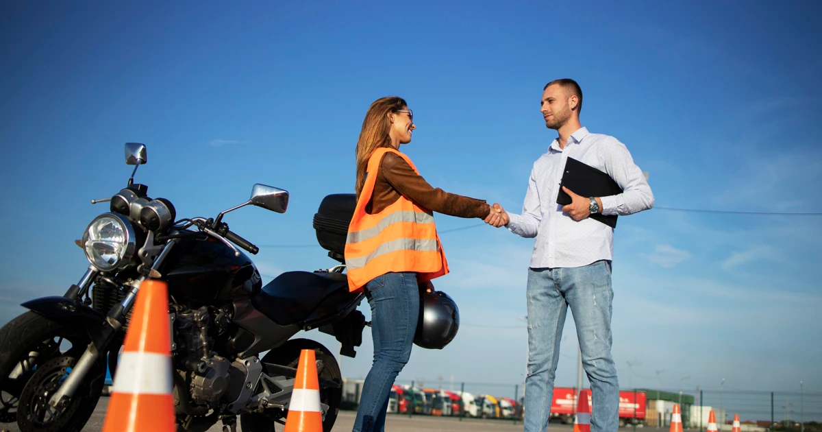 Aprende cómo colocar un vinilo en tu moto –canalMOTOR