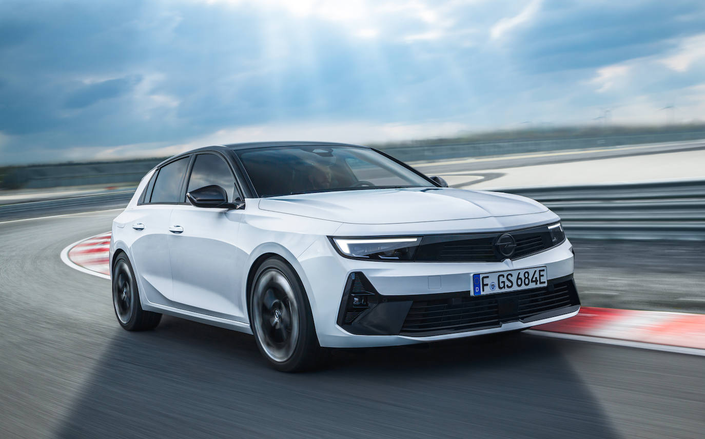 Los mejores modelos de sus respectivas series ofrecen todo lo que desean los conductores deportivos pero también responsables: prestaciones estimulantes, un chasis preciso y propulsores híbridos enchufables electrificados para una conducción sin emisiones a nivel local.