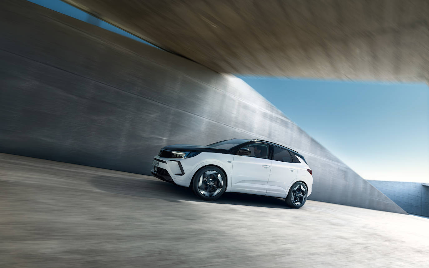 Los clientes ya pueden encargar el nuevo Astra GSe a partir de 40.900 euros y el nuevo Grandland GSe a partir de 57.600 euros (todos los precios PVPR con IVA incluido).