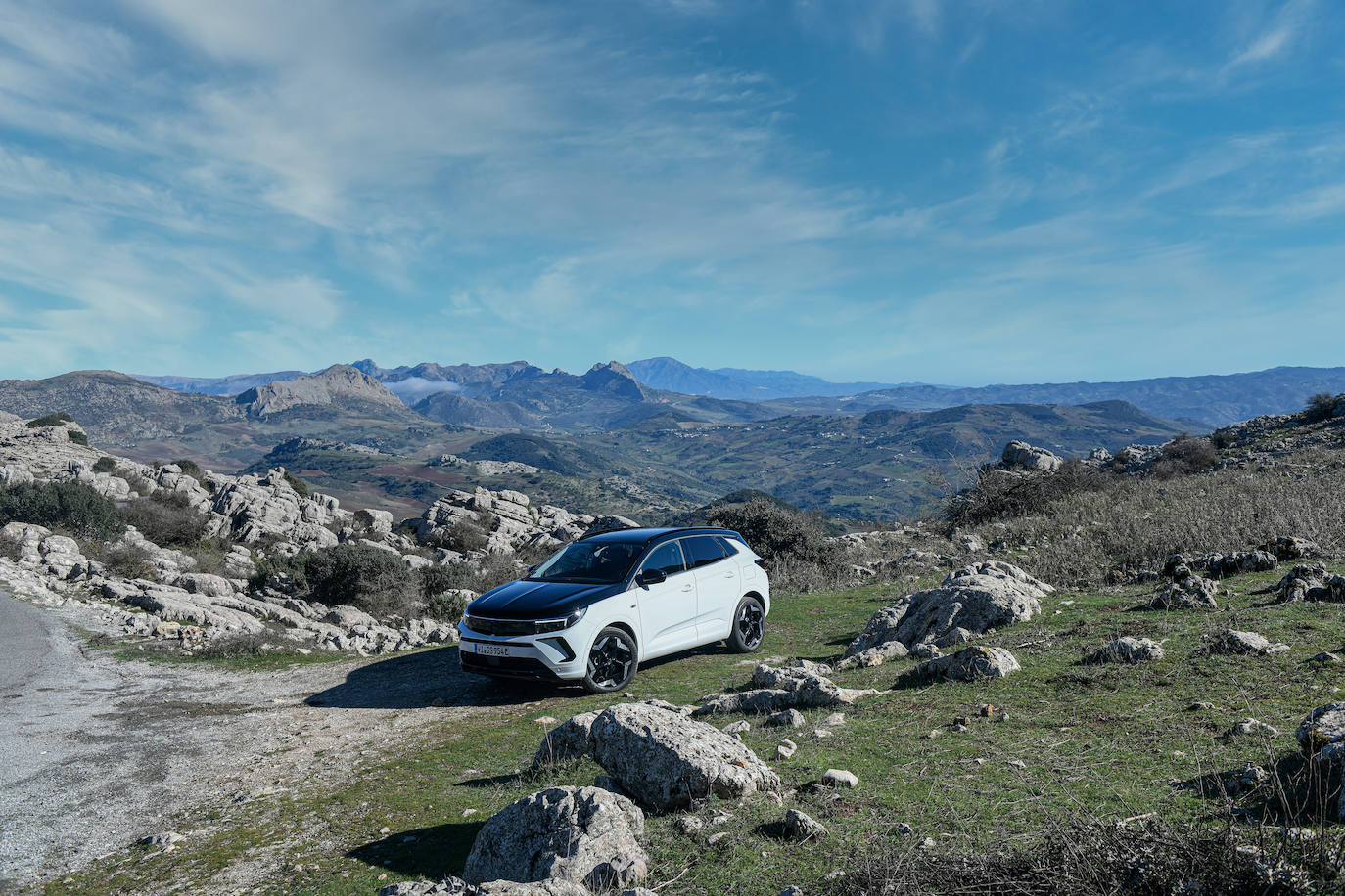 Con estos modelos, perseguimos de forma coherente nuestra estrategia de convertirnos en una marca totalmente eléctrica en Europa para 2028 y que además deja su impronta con vehículos emocionales”, afirmó Florian Huettl, CEO de Opel.