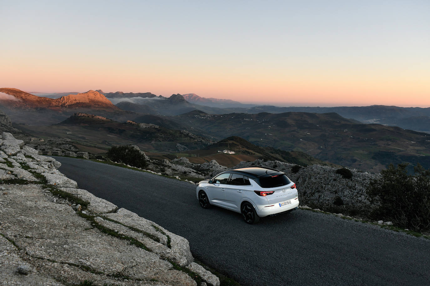 Esto también se aplica al nuevo Grandland GSe. El SUV de altas prestaciones va incluso más allá en lo que a rendimiento se refiere: el Grandland GSe combina la potencia de un motor turbo de gasolina con una cilindrada de 1,6 litros y 147 kW/200 CV y dos motores eléctricos, uno en cada eje. El motor eléctrico del eje delantero entrega hasta 81,2 kW/110 CV, el del eje trasero hasta 83 kW/113 CV. El resultado es una potencia del sistema de hasta 221 kW/300 CV (consumo de combustible según WLTP: 1,2 l/100 km, emisiones de CO2: 28-27 g/km, ambos valores combinados, ponderados).