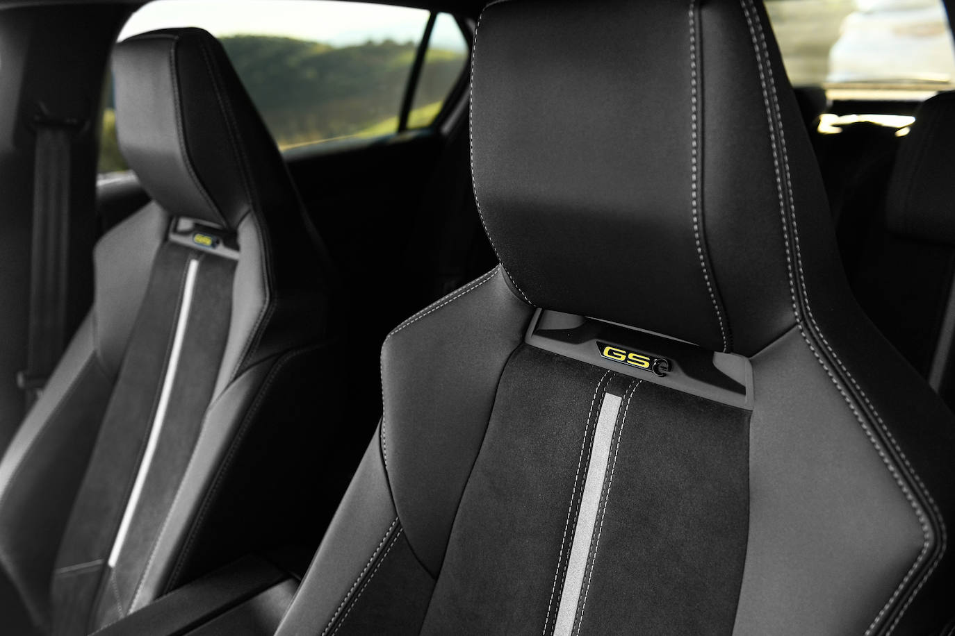 En el interior, el conductor y el acompañante pueden ponerse cómodos en los asientos Alcantara de alto rendimiento, exclusivos de GSe y certificados por AGR.