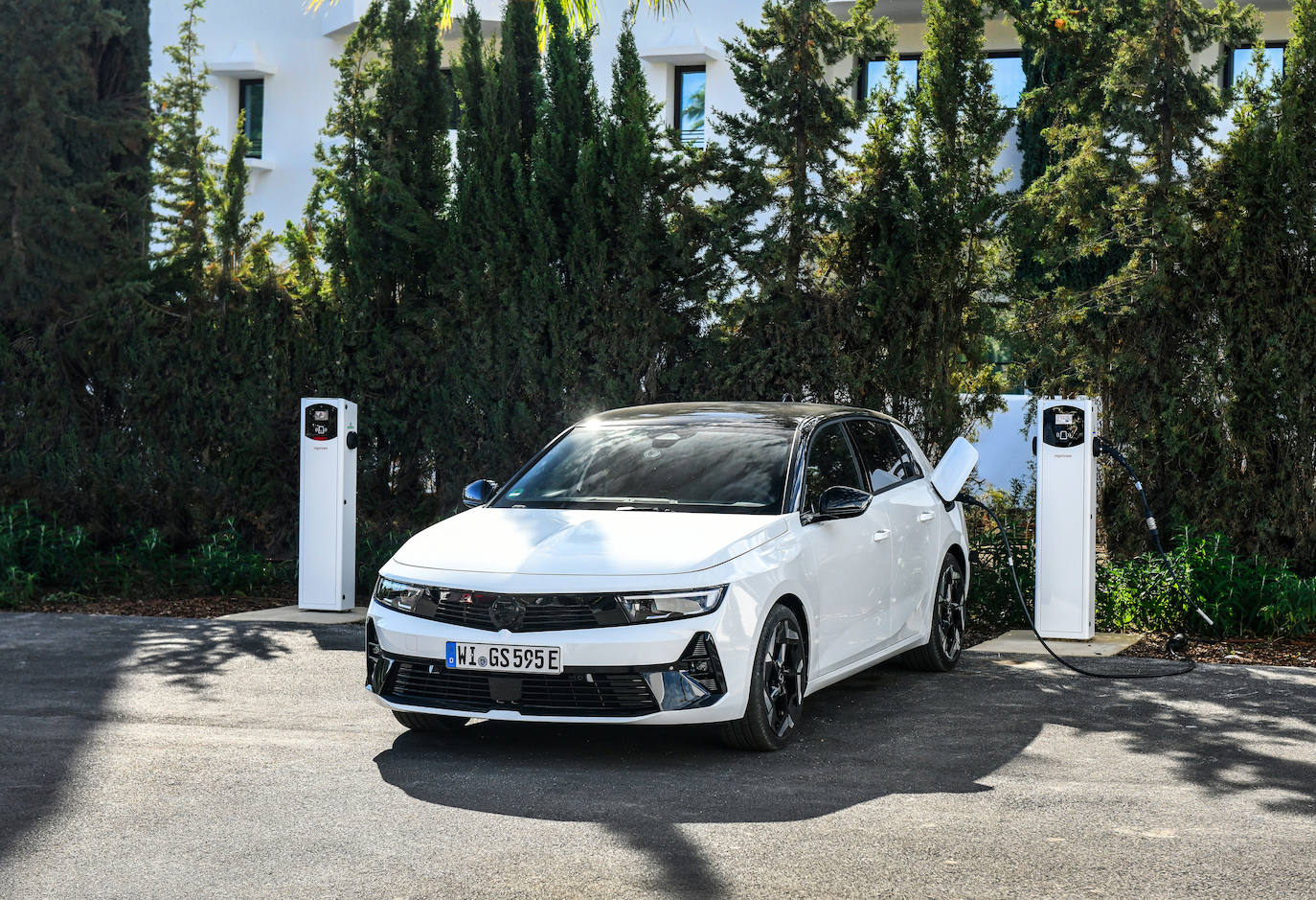 El piloto de aparcamiento delantero y trasero y la cámara Intelli-Vision de 360 grados ayudan al conductor en las maniobras. Y los pasajeros del GSe están bien conectados con el sistema de navegación multimedia compatible con Apple CarPlay y Android Auto que incluye pantalla táctil en color de 10 pulgadas y la pantalla de información al conductor de 10 pulgadas (pantalla de 12 pulgadas en el Grandland GSe). Los smartphones compatibles también pueden cargarse fácilmente mediante carga inalámbrica en la consola central.