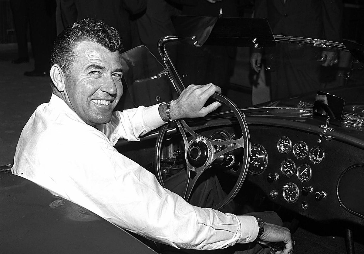 Carroll Shelby al volante de uno de sus legendarios roadster