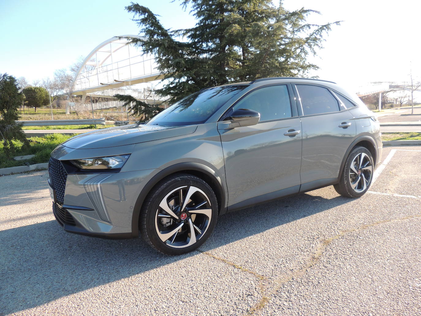 En los acabados PERFORMANCE LINE y PERFORMANCE LINE +, el Nuevo DS 7 ofrece nuevas tapicerías Alcantara® Intense Black en los asientos, paneles de puertas, salpicadero y consola central. El volante está tapizado en piel perforada con pespuntes en Oro y Carmín.