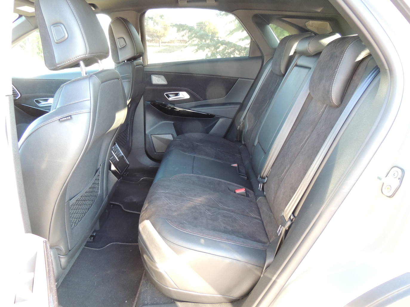 El Nuevo DS 7, una referencia en refinamiento, cuenta con dos tonalidades para su acabado OPÉRA: el Negro Basalto y el nuevo tono Gris Perla. Este acabado está disponible en todos los motores. El cuero Nappa que cubre los asientos también cubre los paneles de las puertas, el salpicadero y la consola central. La cubierta del airbag también recibe un tratamiento de flor de cuero. Los acabados, con pespuntes “punto perla” y guilloché “Clous de Paris”, son obra de los artesanos de DS Automobiles.