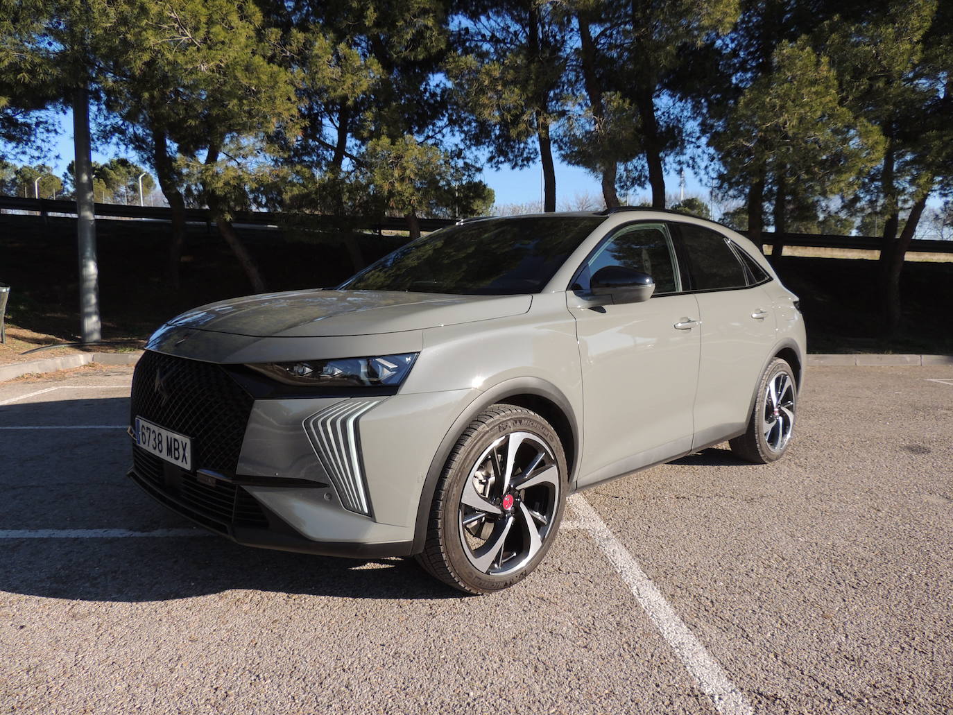 La versión E-TENSE 360 4x4 combina los 200 CV de su motor gasolina con los 110 CV y los 112 CV de sendos motores eléctricos situados, respectivamente, en el eje delantero y trasero.