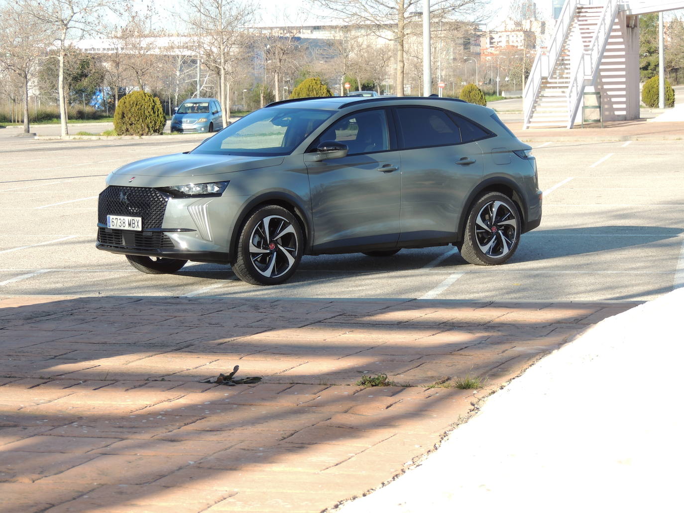 Además de contar con un sistema de gestión de la energía surgido de la experiencia en los circuitos, se ha rebajado en 15 mm la altura de la carrocería, para optimizar la aerodinámica, y se han ensanchado las vías en 24 mm en el eje delantero y 10 mm en el eje trasero para ofrecer el mejor comportamiento en carretera.