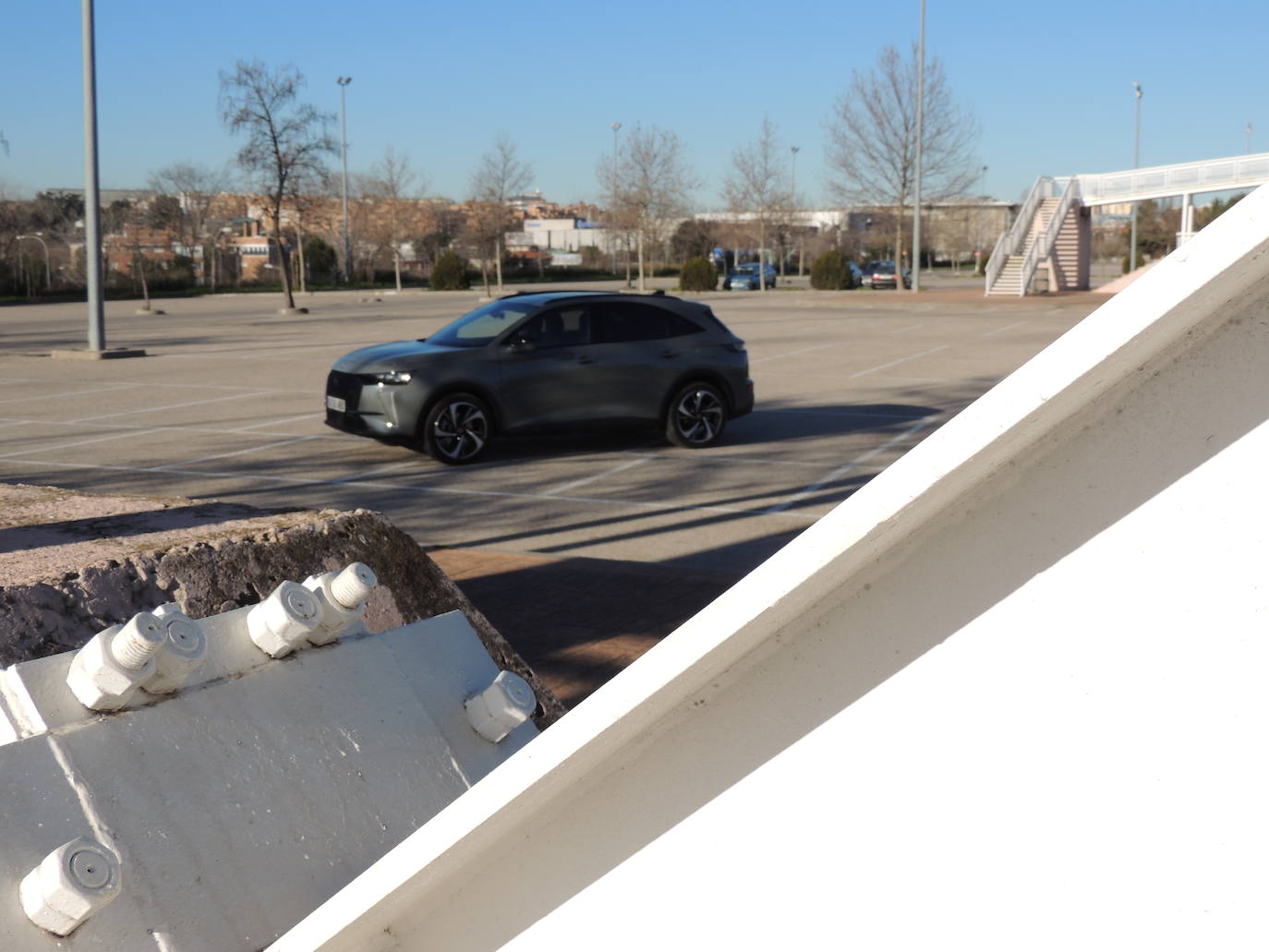 También con tracción total, el Nuevo DS 7 E-TENSE 300 4x4 conjuga un motor de gasolina de 200 CV y motores eléctricos en los ejes delantero y trasero de 110 y 113 CV, respectivamente.