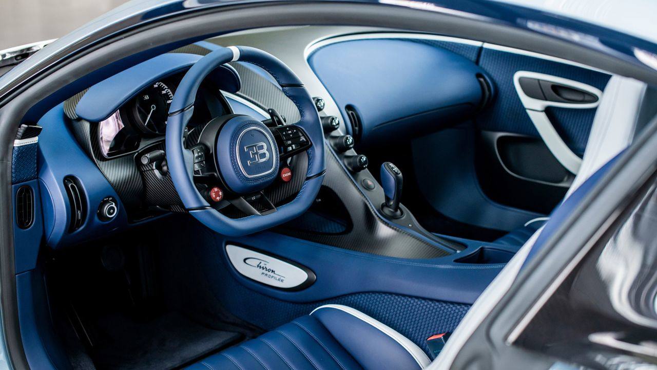 El Profilée es también el primer Chiron vendido equipado con un acabado de cuero tejido en el interior y su color exterior llamado Argent Atlantique es absolutamente único y nunca se ha aplicado ni se aplicará en ningún otro modelo de Chiron.