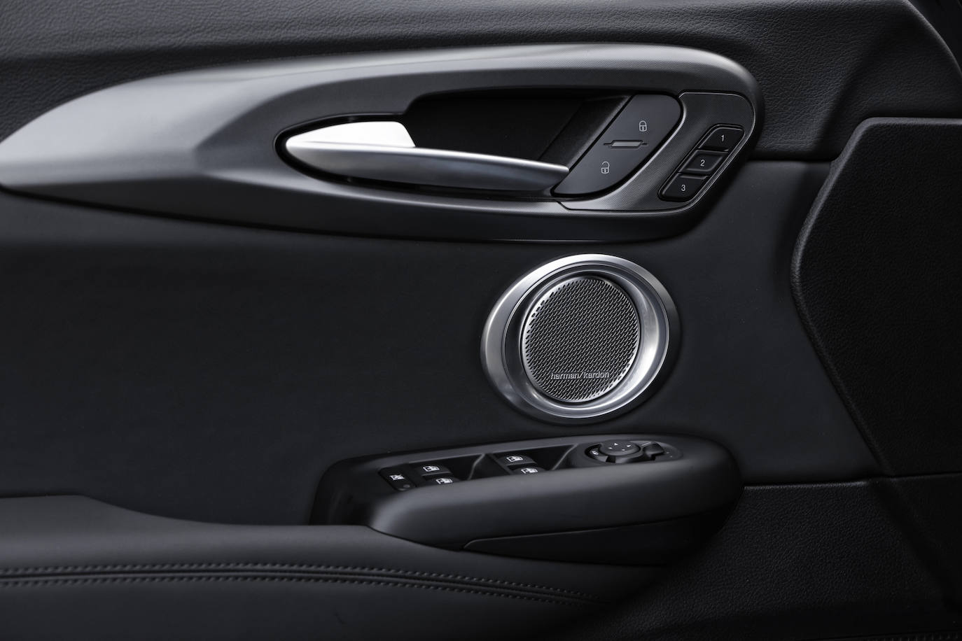 Su estilo representa la síntesis perfecta entre la historia prestigiosa de la marca y el desarrollo de una nueva estética