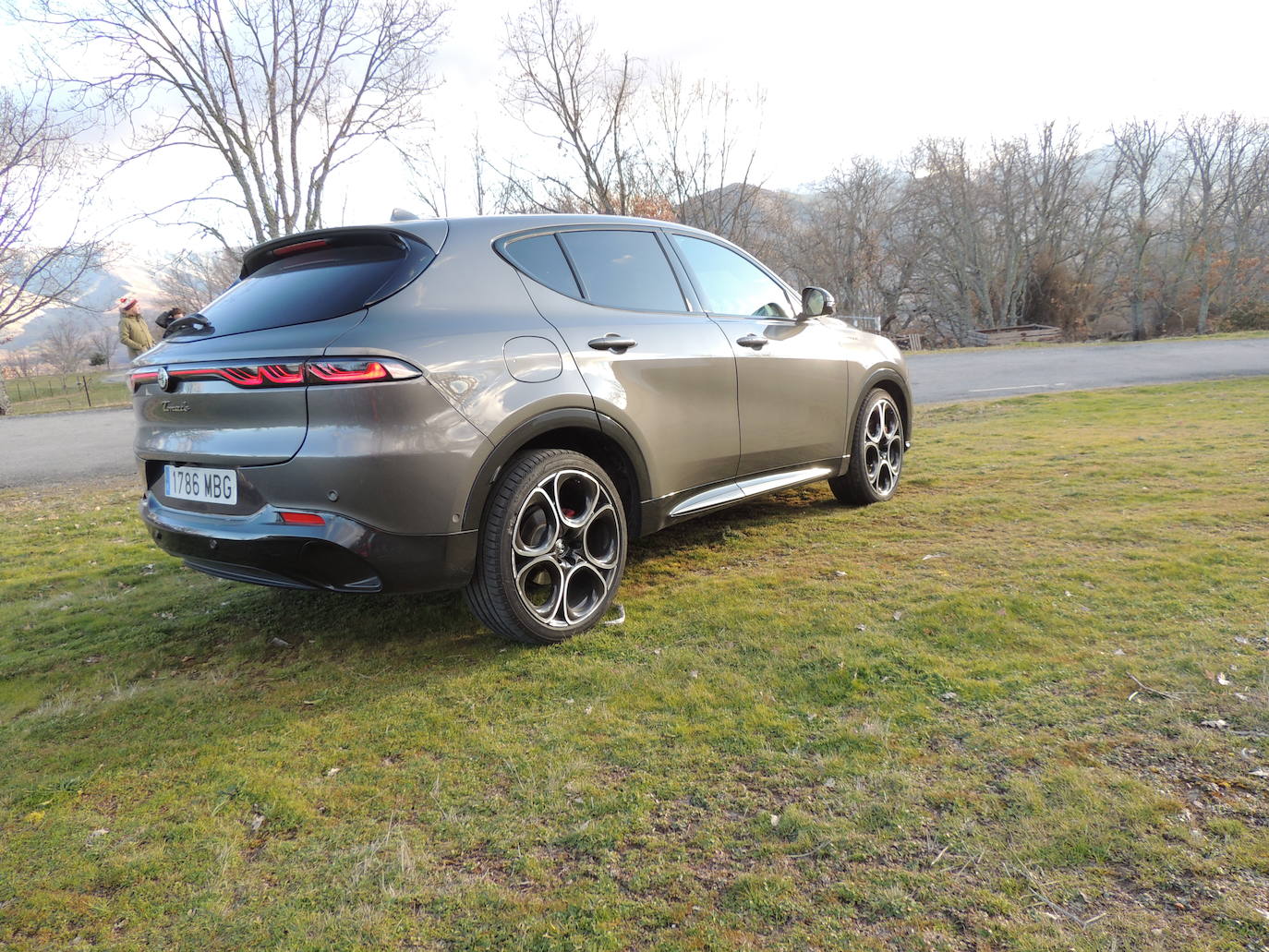 También está disponible el Tonale Híbrido VGT de 160 CV y tracción delantera, que incluye adicionalmente un turbocompresor de geometría variable. El tope de la gama está representado por el Tonale Híbrido Enchufable Q4 de 275 CV, una versión de altas prestaciones con tracción total y 80 Km de autonomía «cero emisiones».