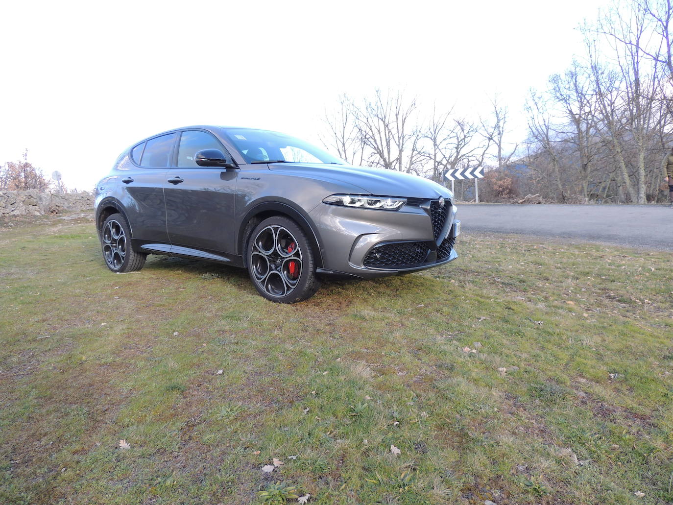 Con este modelo la firma avanza con decisión hacia una movilidad electrificada que culminará con la conversión de Alfa Romeo en una firma totalmente eléctrica en 2027. Una transformación que no supone una renuncia a la identidad de la marca sino una evolución para entrar a una nueva era.