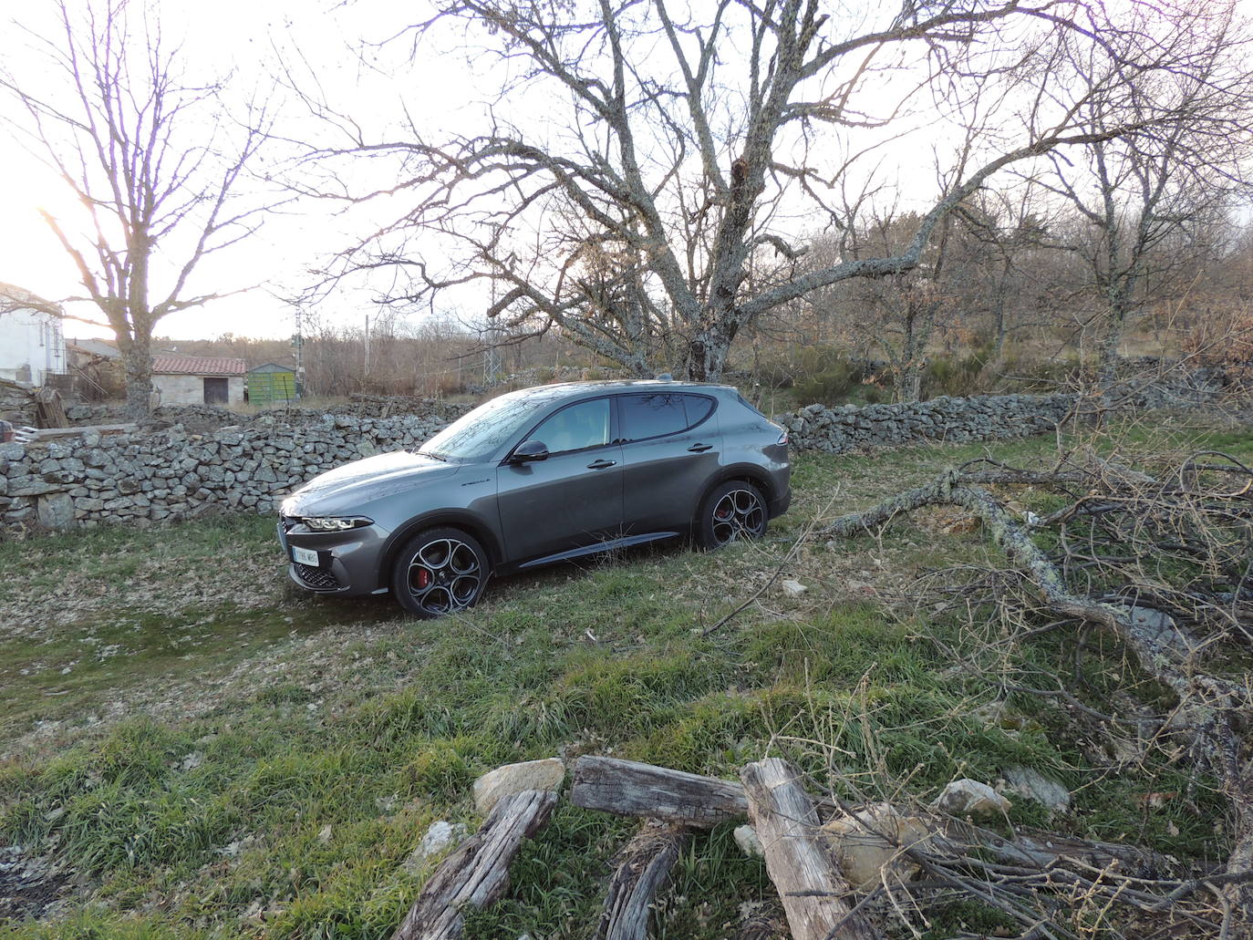 El Alfa Romeo Tonale llega a un segmento en plena ebullición: el de los SUV Premium del segmento B ofreciendo una propuesta diferente, que da protagonismo al «Made in Italy», al espíritu deportivo y a las tecnologías más avanzadas.