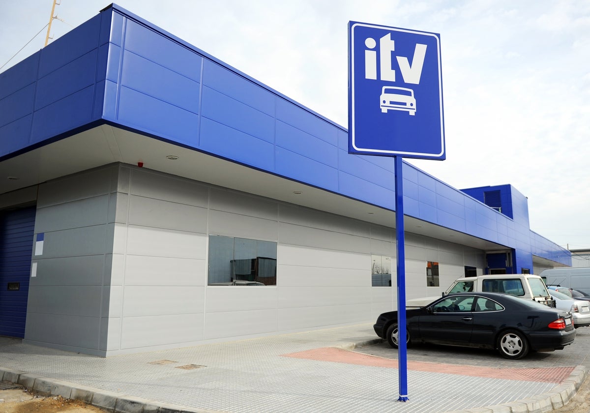 Fotografía de archivo de automóviles y furgonetas a la espera de la ITV