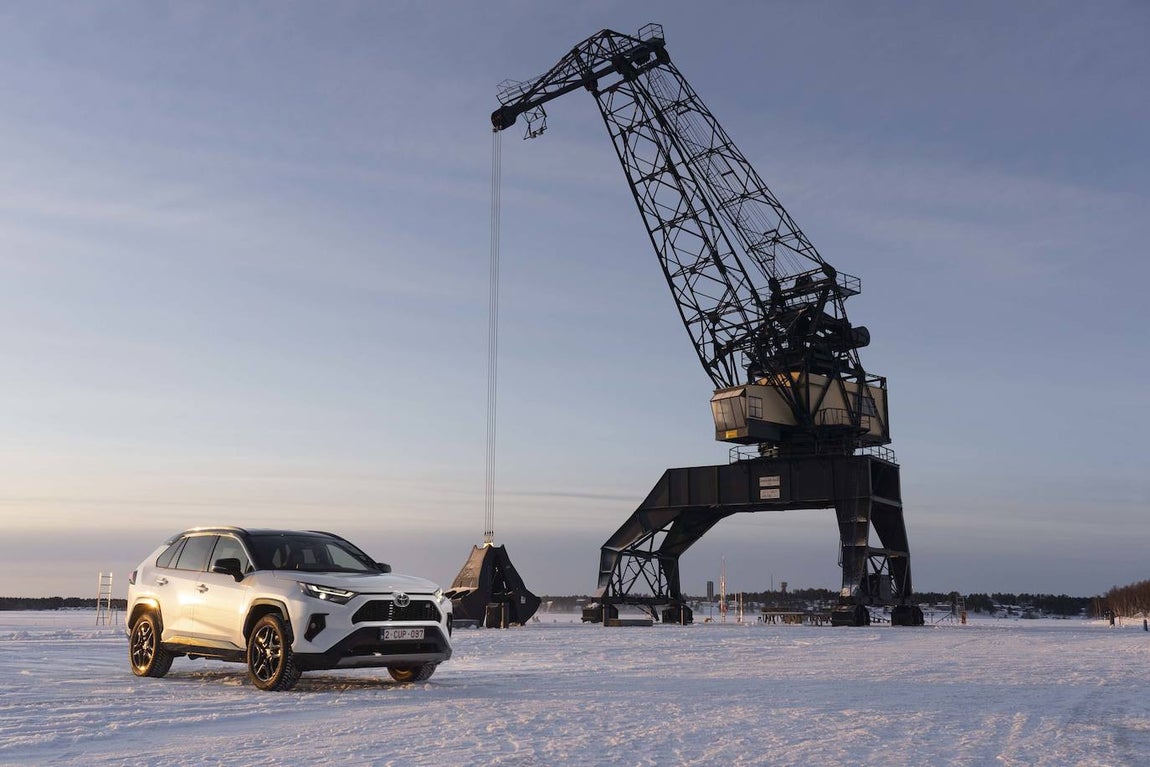 Por primera vez en el RAV4 incorpora un control automático del diferencial de deslizamiento limitado que garantiza el mayor agarre sobre superficies resbaladizas.