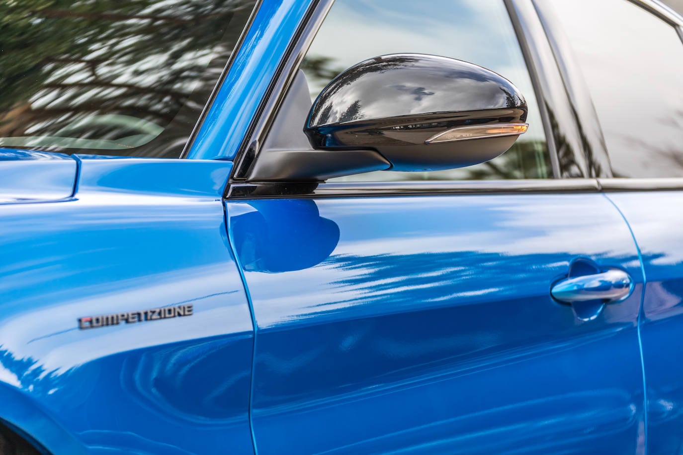 Nuevo «look» con los sofisticados faros Full-LED Matrix adaptativos y la nueva parrilla «Trilobo»