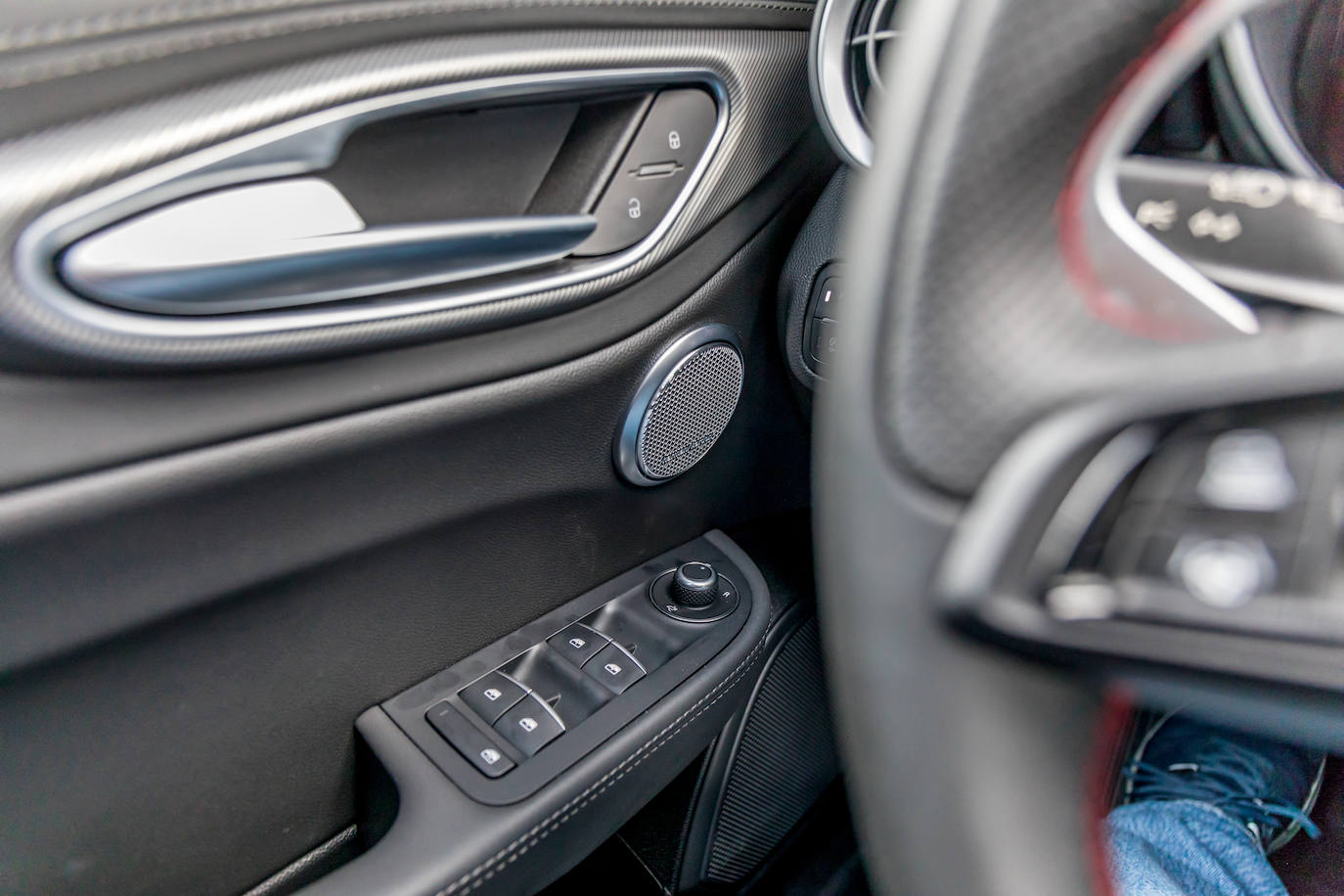 Además, el sistema de infoentretenimiento garantiza contenidos, funcionalidad y la plataforma «Alfa Connect Services», que ofrece una amplia gama de servicios útiles para la seguridad y el confort, y que está diseñada para ofrecer actualizaciones «Over The Air»