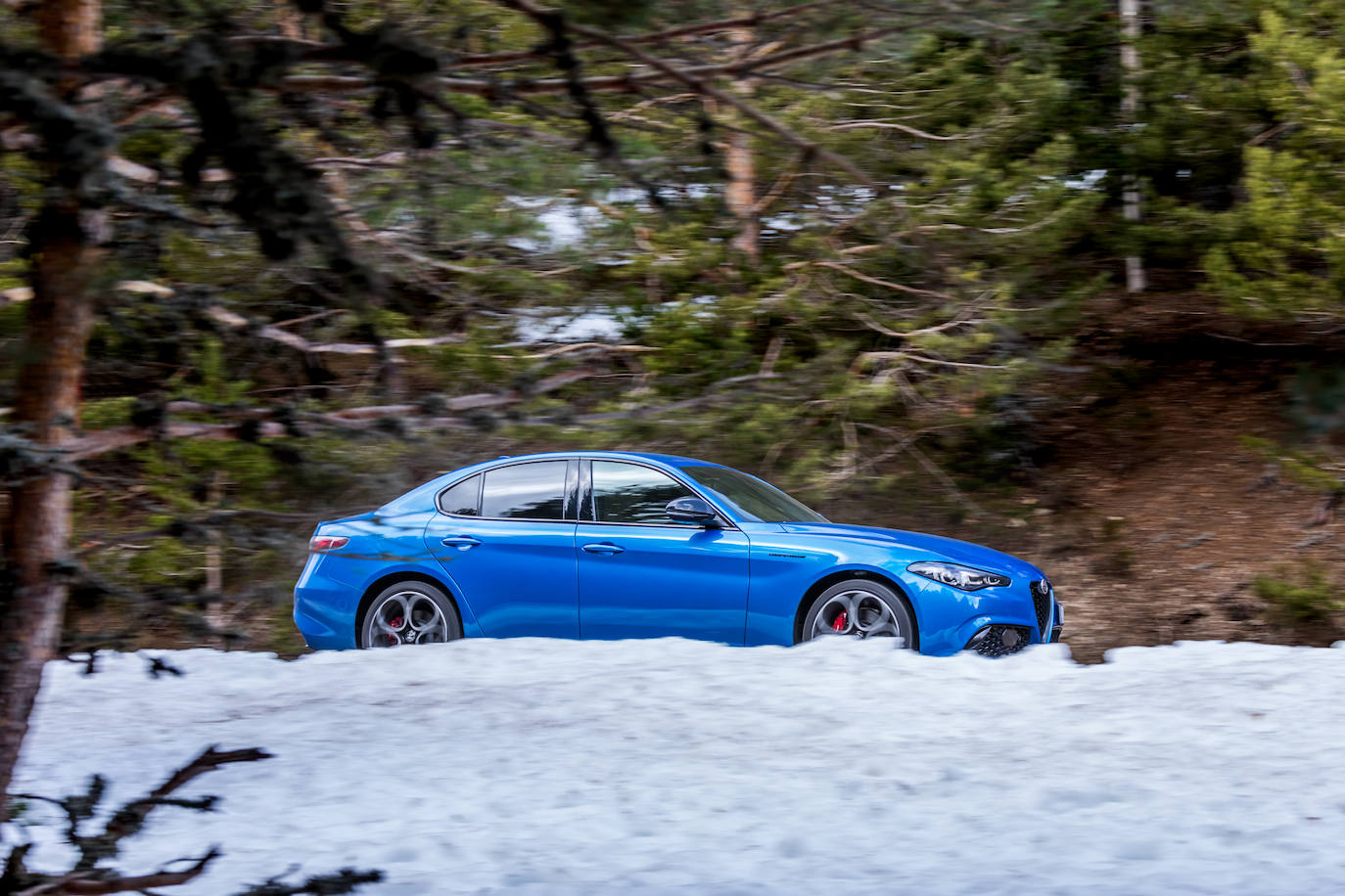 La dinámica de conducción es la referencia gracias a un equilibrio perfecto del peso, la mejor agilidad y ligereza de su clase y una dirección extremadamente precisa