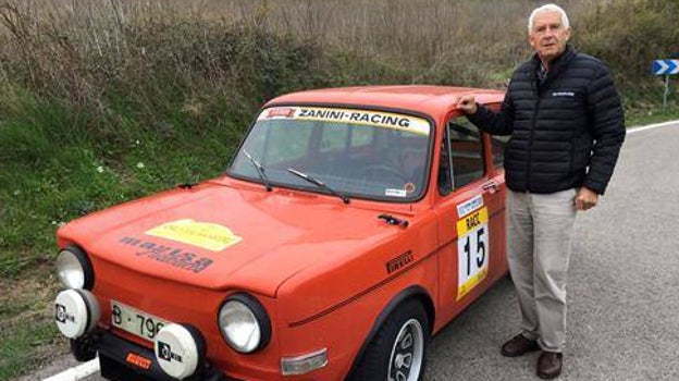 Antonio Zanini junto al Simca, modelo clave en el arranque de su brillante trayectoria de piloto