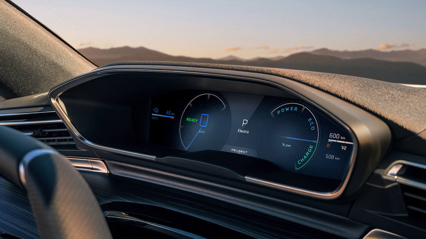 Situado a la altura de los ojos, justo encima del volante, el panel digital cuenta con una pantalla de 12 pulgadas. El cuadro de instrumentos puede personalizarse por completo, con nuevos modos de visualización.