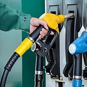 Los consejos de la DGT para ahorrar al llenar el depósito del coche