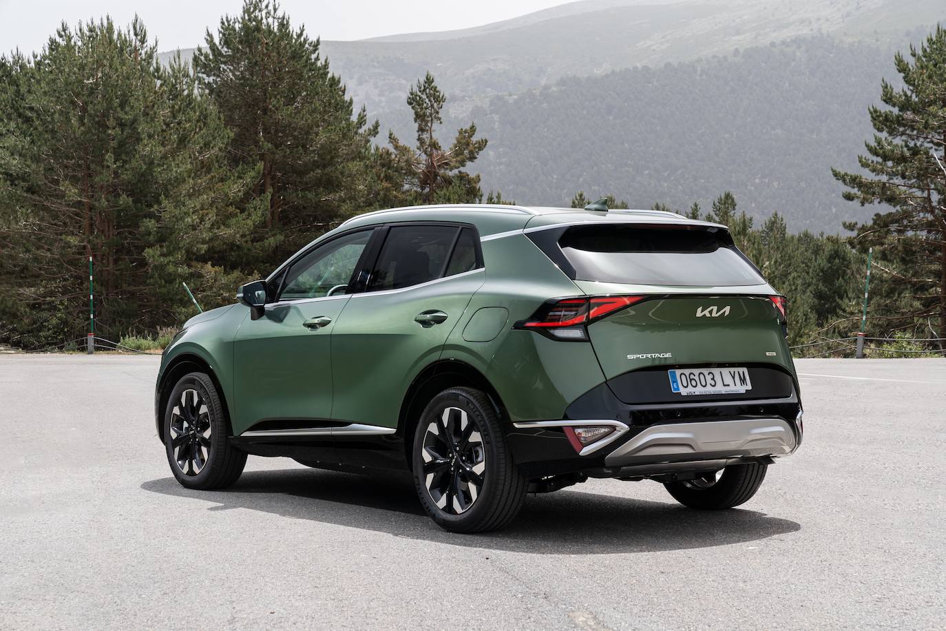 Una de las claves del éxito de la gama sostenible del Sportage es la libertad de elección que ofrece por su amplia variedad de opciones sostenibles para adaptarse a las necesidades de cada cliente. Con tecnologías PHEV, HEV Y MHEV –gasolina y diésel-, cajas de cambio manuales y automáticas, y sistemas de tracción 4x2 y 4x4; el Sportage dispone de diez opciones diferentes, que aumentan hasta 22 si le añadimos los diferentes acabados y equipamientos.