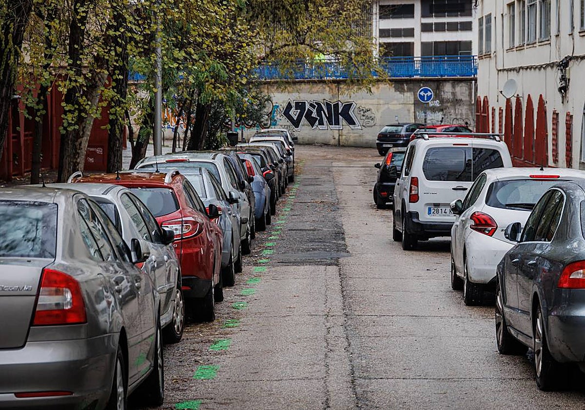 Unos coches aparcados