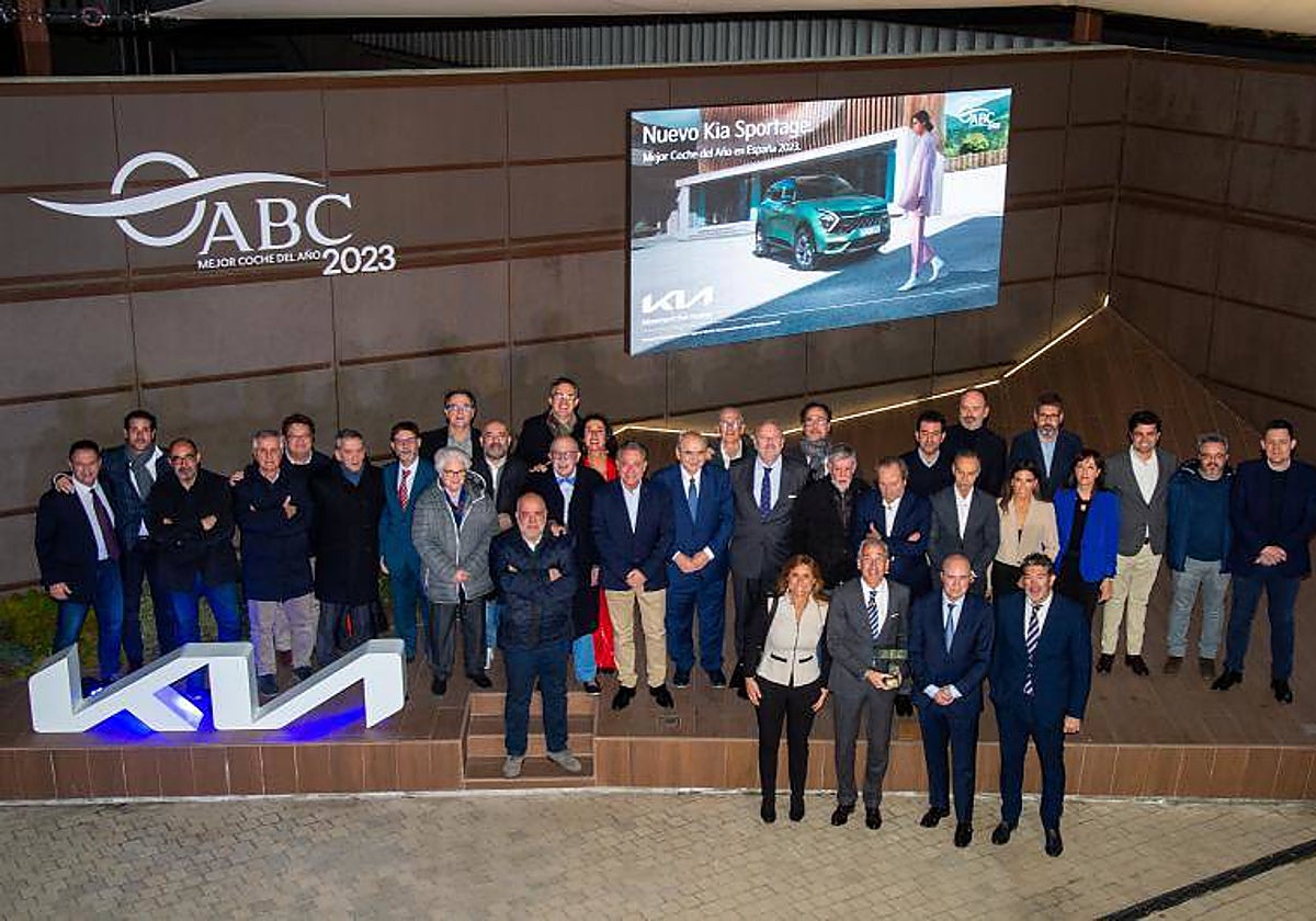 Autoridades y miembros del jurado posan tras la entrega del premio