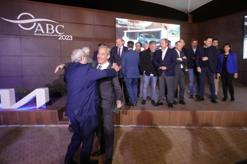 Miembros del jurado felicitan a Emilio Herrera, presidente de Kia Iberia